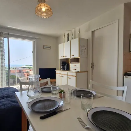 - Vue - à Seulement 300m Et Commerces *