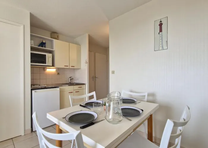 - Vue - à Seulement 300m Et Commerces