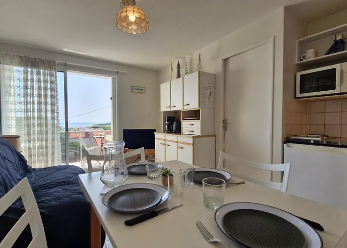 - Vue - à Seulement 300m Et Commerces *