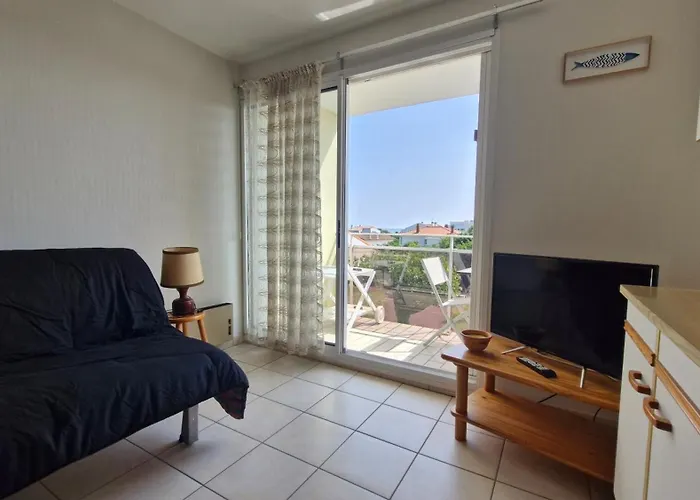 - Vue - à Seulement 300m Et Commerces