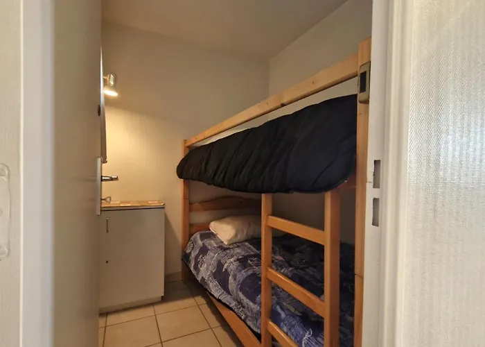 - Vue - à Seulement 300m Et Commerces *